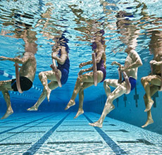 수영장 물속에서 수중운동 중인 사람들 모습